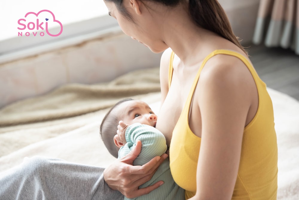 Cho con bú đúng tư thế sẽ giúp giảm tình trạng trẻ sơ sinh bị ọc sữa, nôn trớ-min