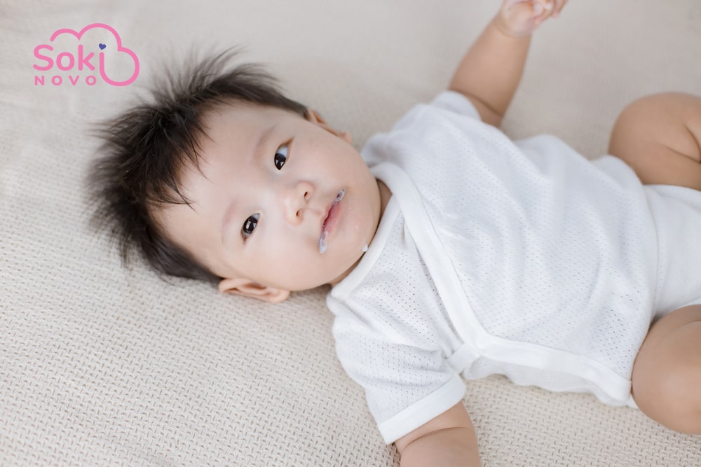 Trẻ sơ sinh bị ọc sữa sinh lý thường do cấu trúc hệ tiêu hoá chưa hoàn thiện-min